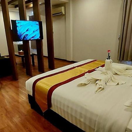 Royal Crown Hotel Yangon Bagian luar foto