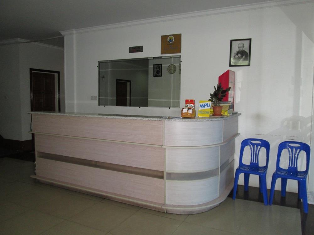 Royal Crown Hotel Yangon Bagian luar foto