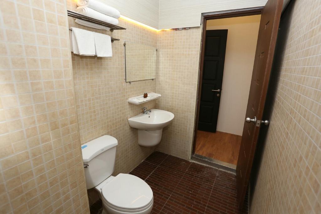 Royal Crown Hotel Yangon Bagian luar foto