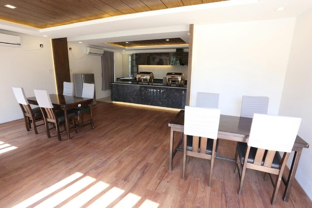 Royal Crown Hotel Yangon Bagian luar foto