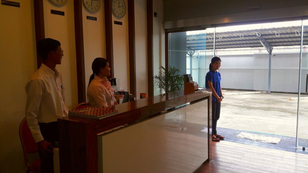 Royal Crown Hotel Yangon Bagian luar foto