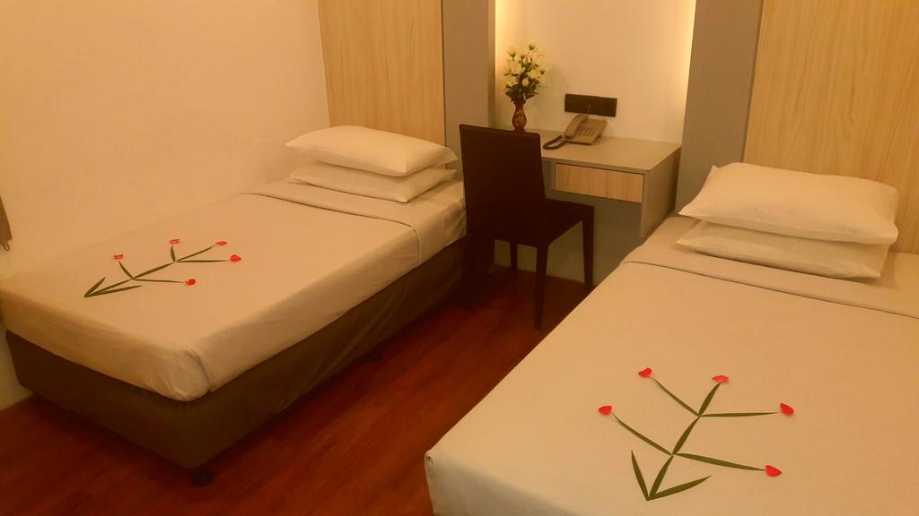 Royal Crown Hotel Yangon Bagian luar foto