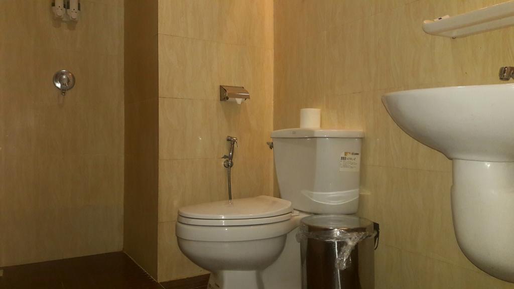 Royal Crown Hotel Yangon Bagian luar foto