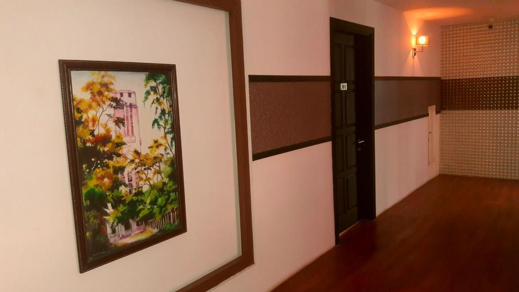Royal Crown Hotel Yangon Bagian luar foto