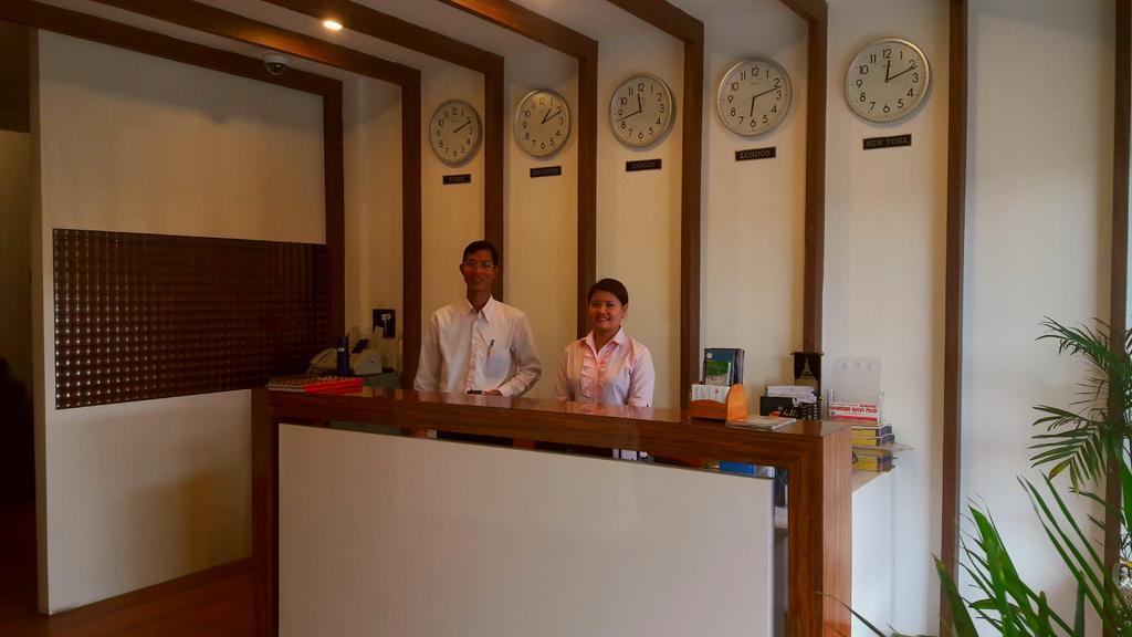Royal Crown Hotel Yangon Bagian luar foto