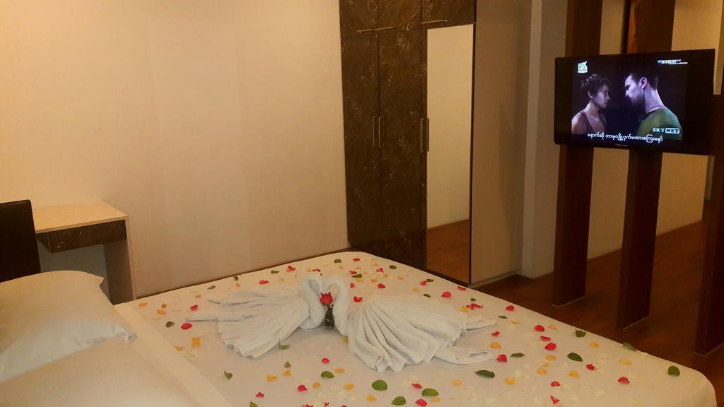 Royal Crown Hotel Yangon Bagian luar foto