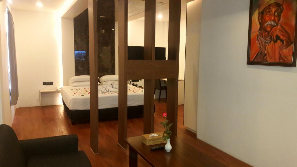 Royal Crown Hotel Yangon Bagian luar foto