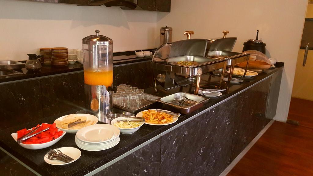 Royal Crown Hotel Yangon Bagian luar foto