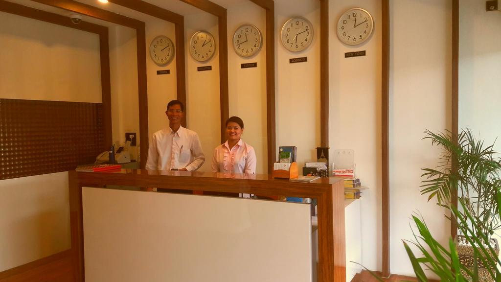 Royal Crown Hotel Yangon Bagian luar foto