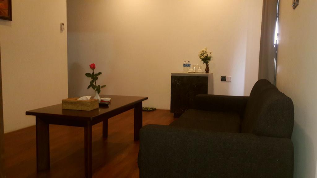 Royal Crown Hotel Yangon Bagian luar foto