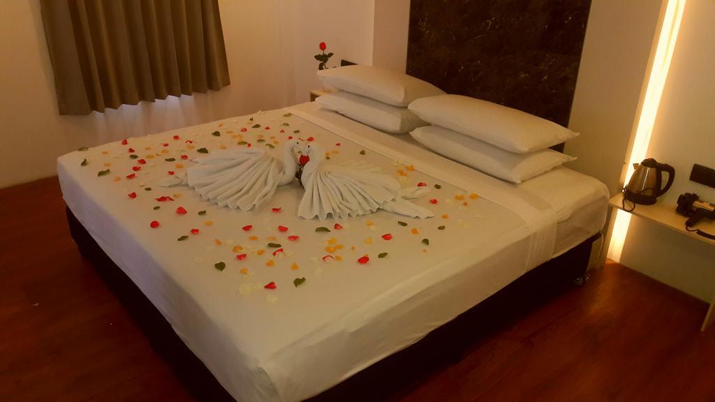 Royal Crown Hotel Yangon Bagian luar foto