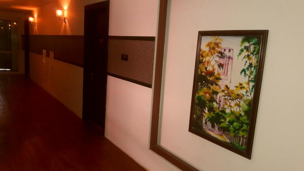 Royal Crown Hotel Yangon Bagian luar foto