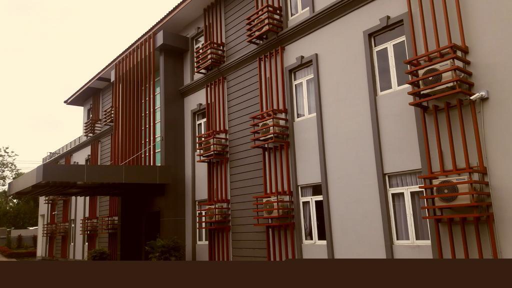 Royal Crown Hotel Yangon Bagian luar foto
