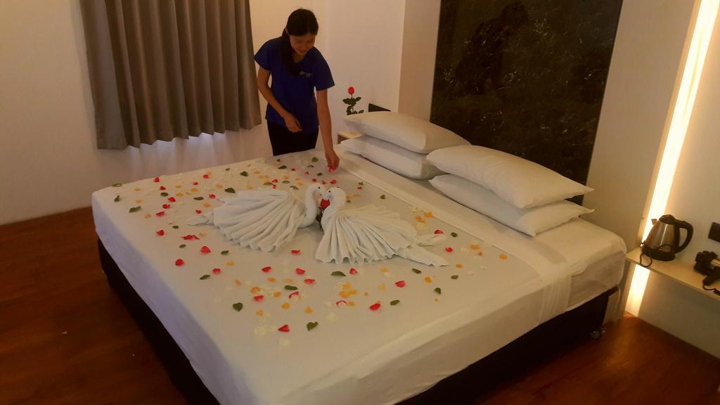 Royal Crown Hotel Yangon Bagian luar foto