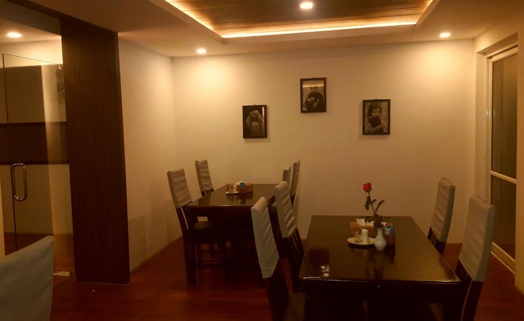 Royal Crown Hotel Yangon Bagian luar foto
