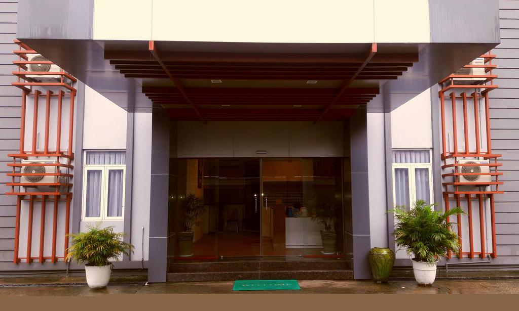 Royal Crown Hotel Yangon Bagian luar foto